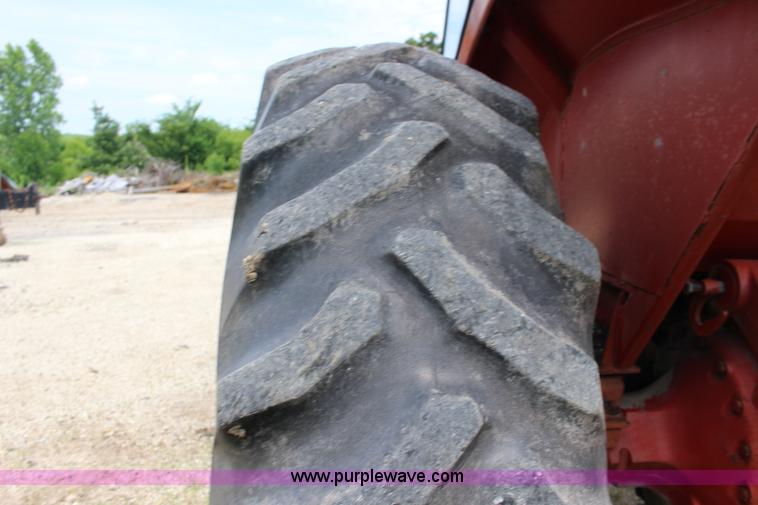 image for item F7985 1975 International 1066 tractor