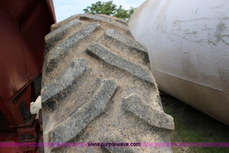 image for item F7985 1975 International 1066 tractor