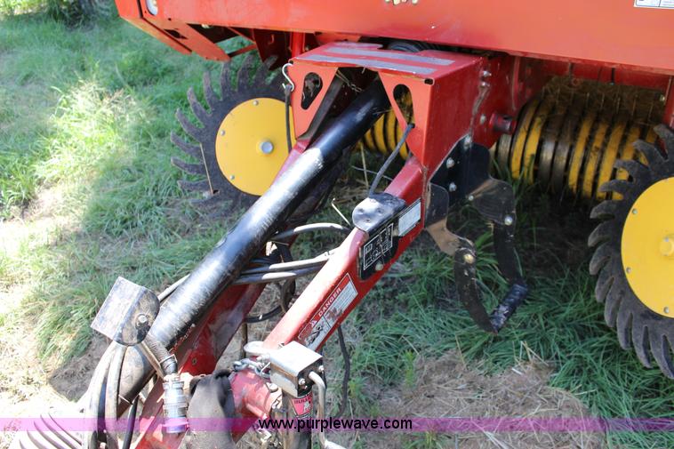 image for item F7990 2004 New Holland BR780 round baler