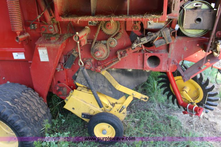 image for item F7990 2004 New Holland BR780 round baler