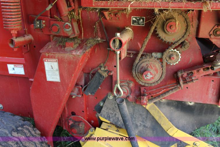 image for item F7990 2004 New Holland BR780 round baler