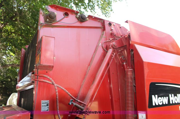 image for item F7990 2004 New Holland BR780 round baler