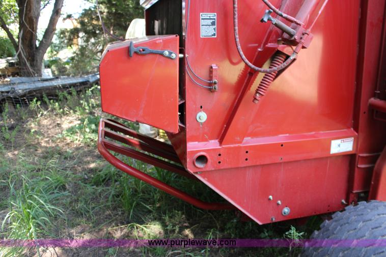 image for item F7990 2004 New Holland BR780 round baler