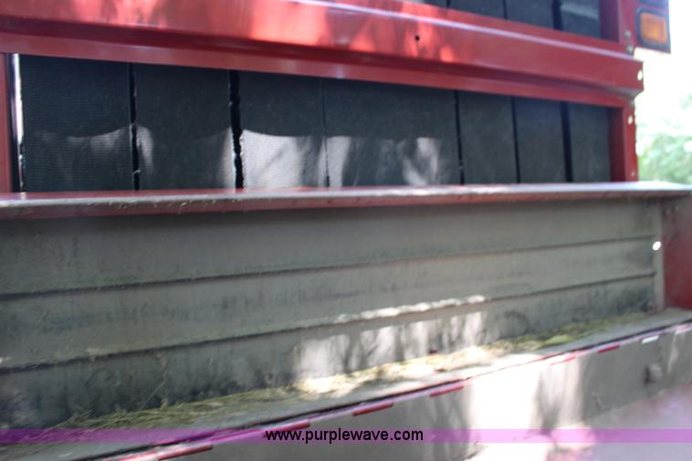 image for item F7990 2004 New Holland BR780 round baler