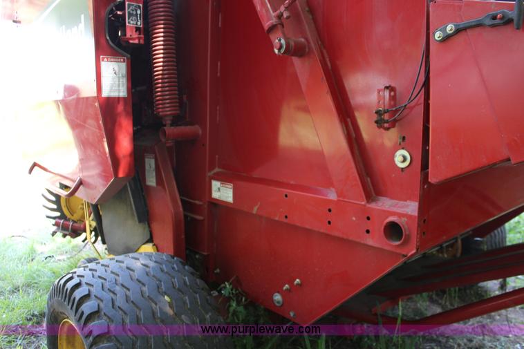 image for item F7990 2004 New Holland BR780 round baler