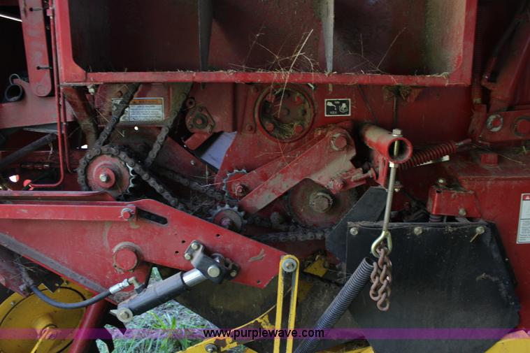 image for item F7990 2004 New Holland BR780 round baler