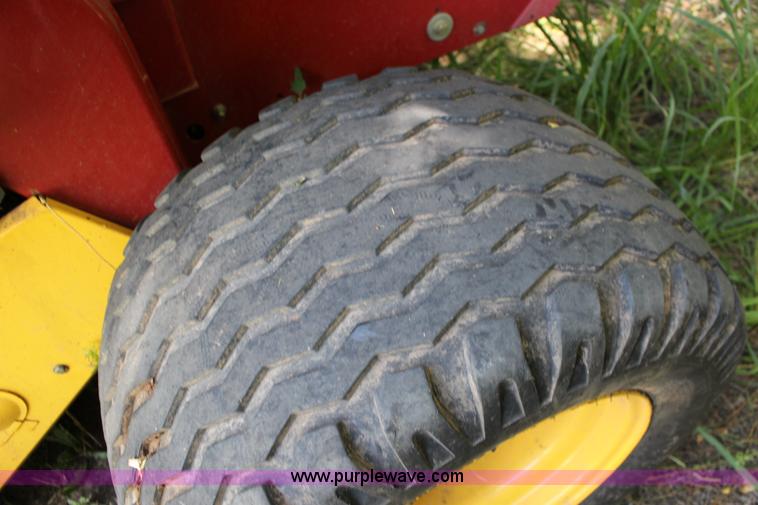 image for item F7990 2004 New Holland BR780 round baler