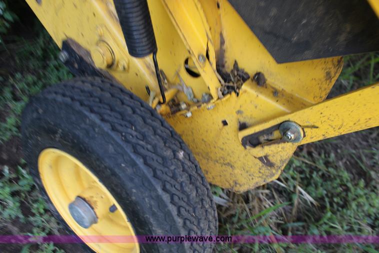 image for item F7990 2004 New Holland BR780 round baler