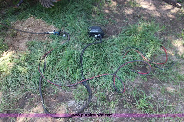 image for item F7990 2004 New Holland BR780 round baler