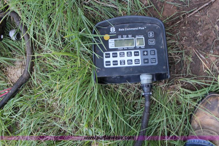 image for item F7990 2004 New Holland BR780 round baler