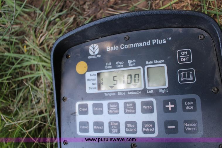 image for item F7990 2004 New Holland BR780 round baler