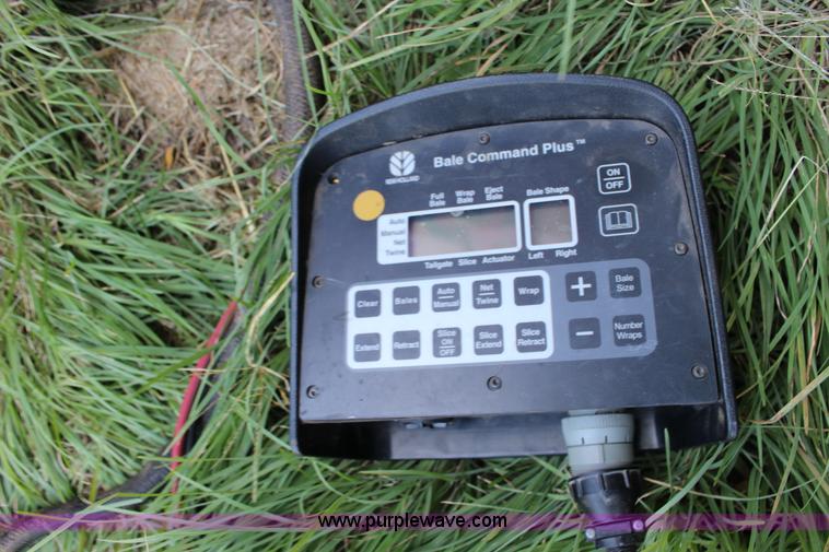 image for item F7990 2004 New Holland BR780 round baler