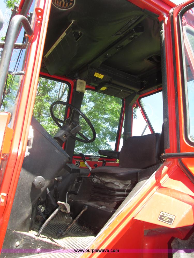 image for item H4548 Belarus 825 MFWD tractor