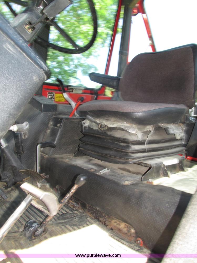 image for item H4548 Belarus 825 MFWD tractor