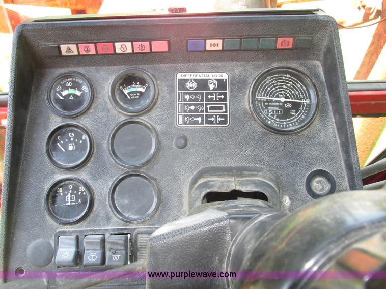 image for item H4548 Belarus 825 MFWD tractor