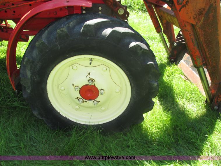 image for item H4548 Belarus 825 MFWD tractor