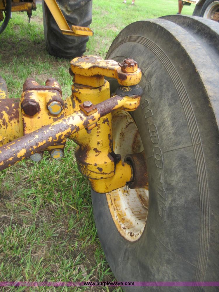 image for item I2073 Minneapolis Moline G1050 tractor