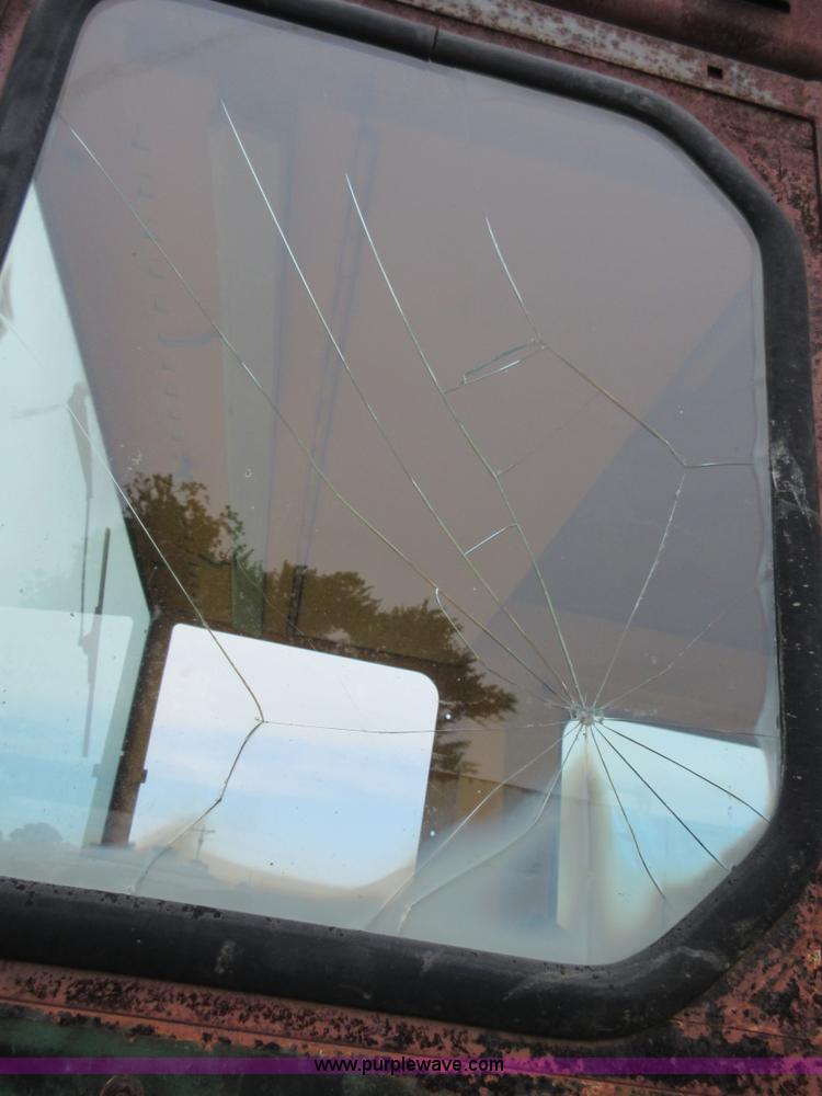 image for item I2073 Minneapolis Moline G1050 tractor