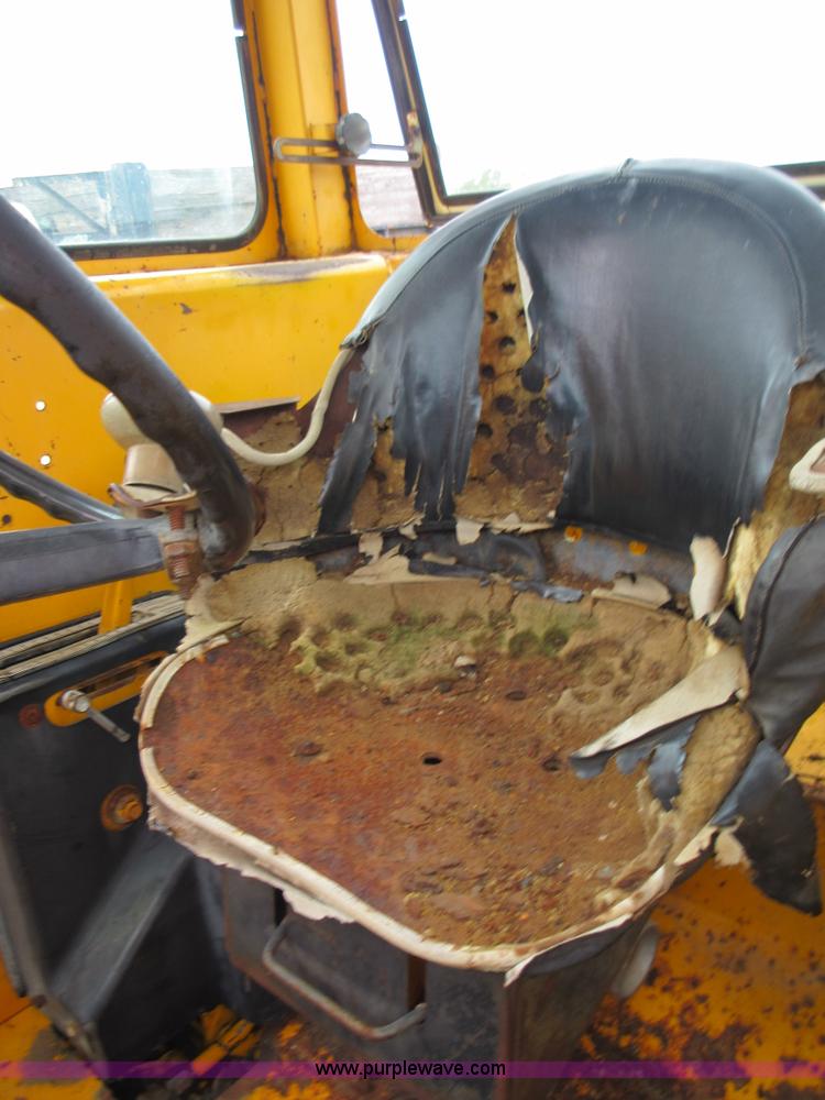 image for item I2073 Minneapolis Moline G1050 tractor