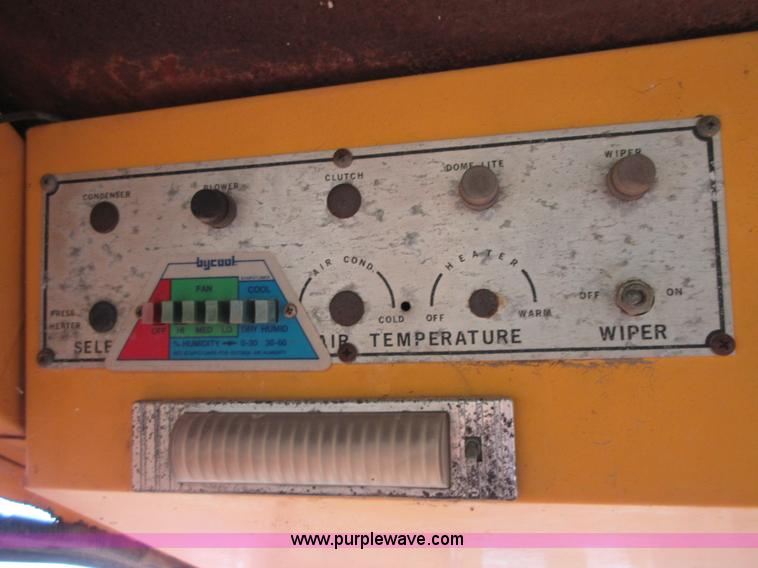 image for item I2073 Minneapolis Moline G1050 tractor