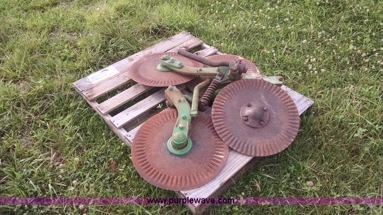 image for item I2799 (4) John Deere plow coulters