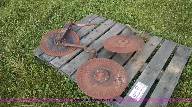 image for item I2800 (3) John Deere plow coulters