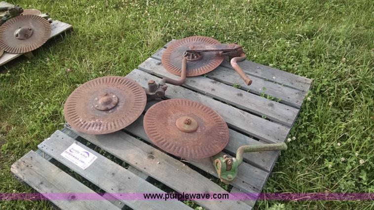 image for item I2800 (3) John Deere plow coulters