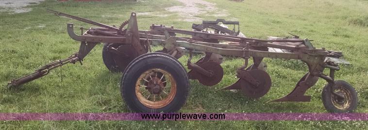 image for item I2804 John Deere H bottom plow