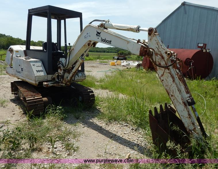 image for item J3758 1988 Bobcat 100 compact excavator