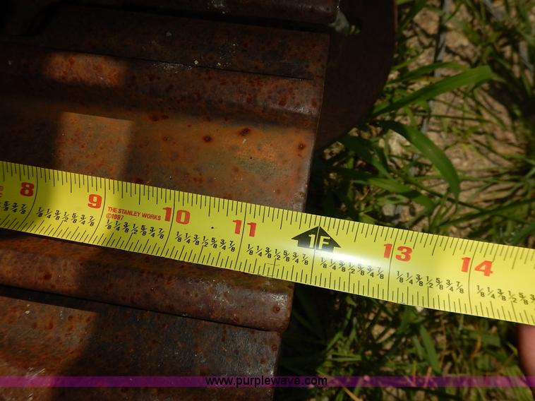 image for item J3758 1988 Bobcat 100 compact excavator