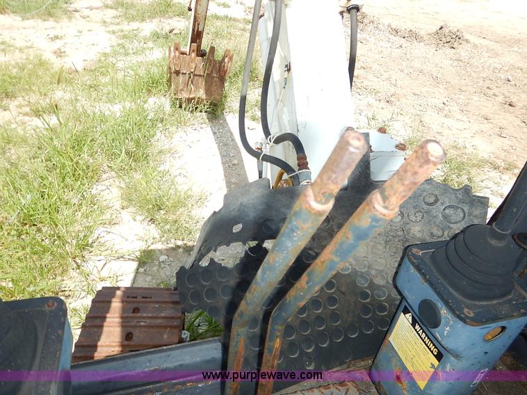 image for item J3758 1988 Bobcat 100 compact excavator