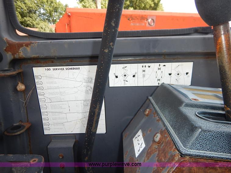 image for item J3758 1988 Bobcat 100 compact excavator