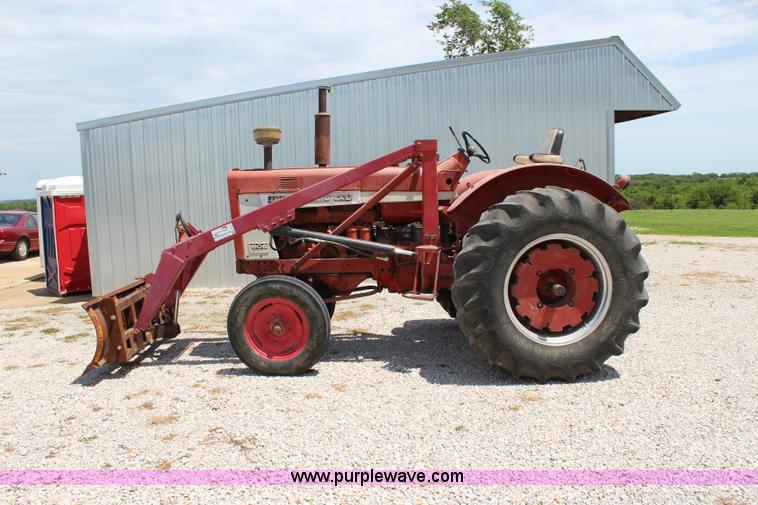 image for item J5870 1965 International 806 Wheatland tractor
