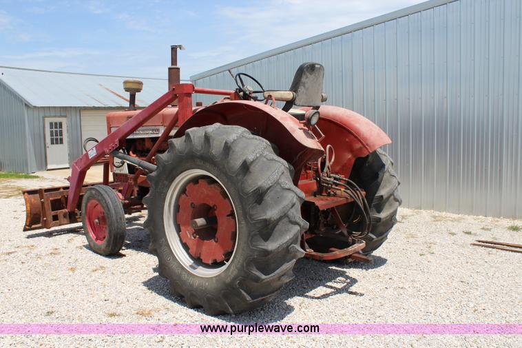 image for item J5870 1965 International 806 Wheatland tractor
