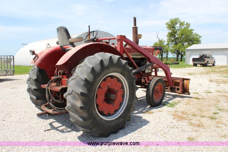 image for item J5870 1965 International 806 Wheatland tractor
