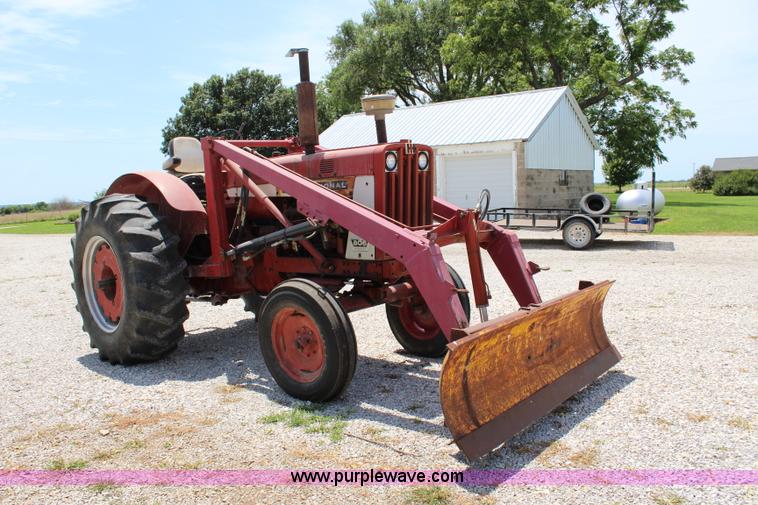 image for item J5870 1965 International 806 Wheatland tractor