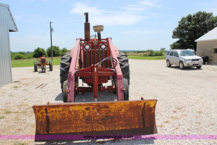 image for item J5870 1965 International 806 Wheatland tractor