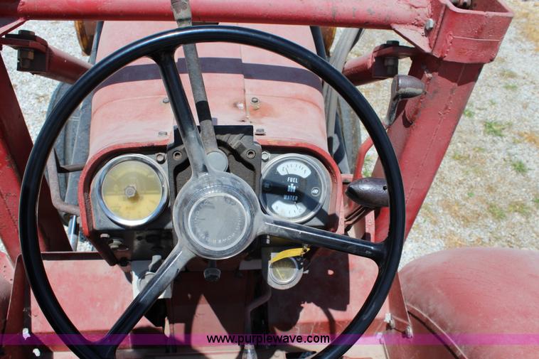 image for item J5870 1965 International 806 Wheatland tractor
