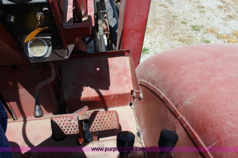 image for item J5870 1965 International 806 Wheatland tractor