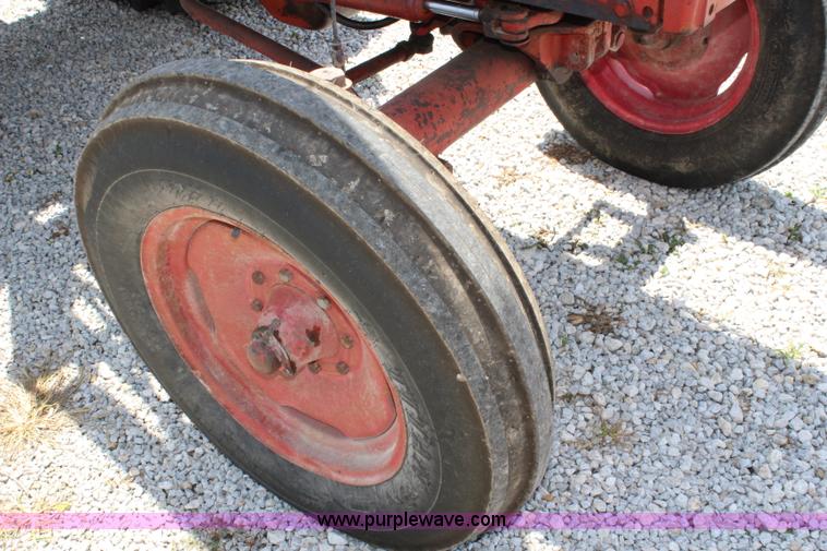 image for item J5870 1965 International 806 Wheatland tractor