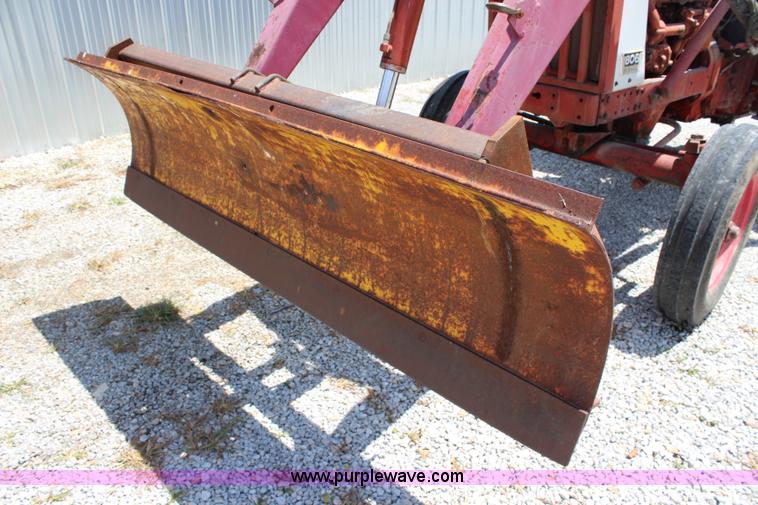 image for item J5870 1965 International 806 Wheatland tractor