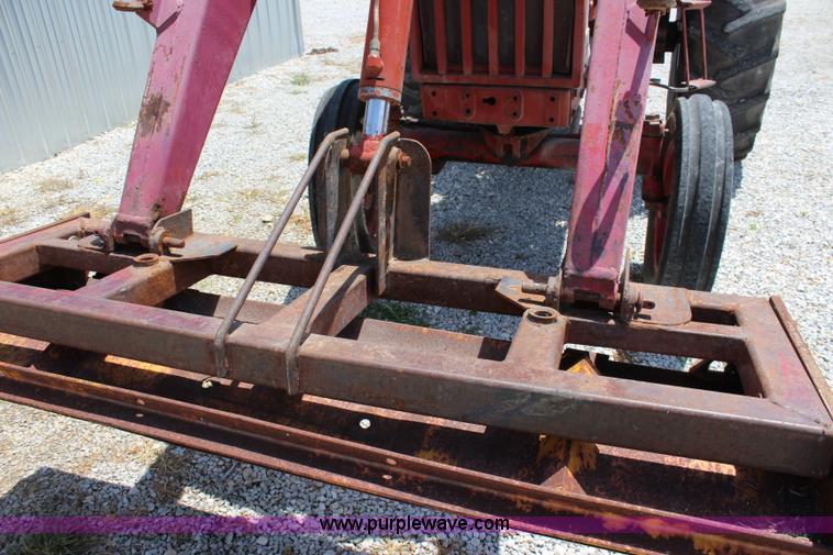 image for item J5870 1965 International 806 Wheatland tractor
