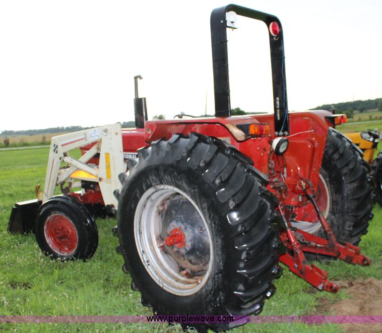 image for item J5882 1983 International 884 tractor