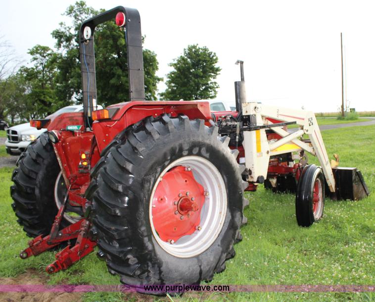 image for item J5882 1983 International 884 tractor