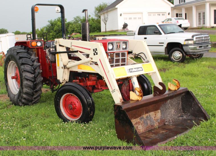 image for item J5882 1983 International 884 tractor