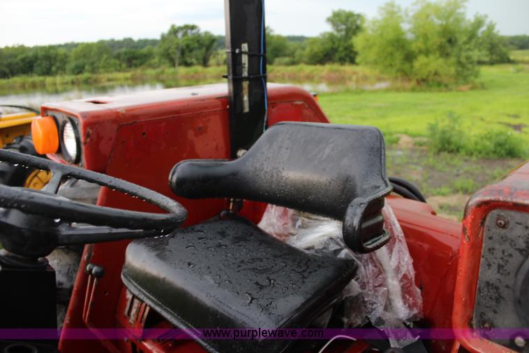 image for item J5882 1983 International 884 tractor