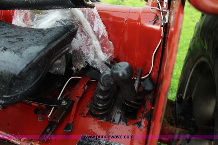 image for item J5882 1983 International 884 tractor