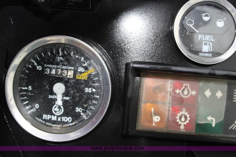 image for item J5882 1983 International 884 tractor