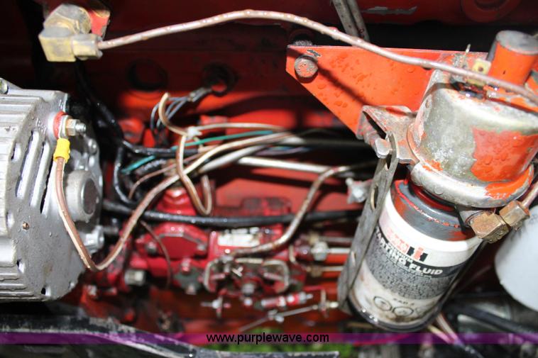 image for item J5882 1983 International 884 tractor