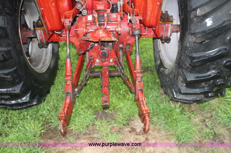 image for item J5882 1983 International 884 tractor